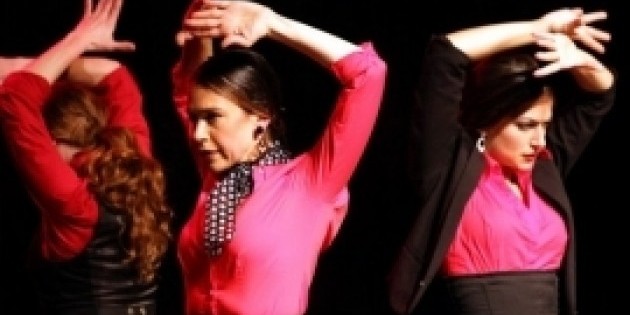 Rebeca Tomas and Company in "Cinco Por Cinco"