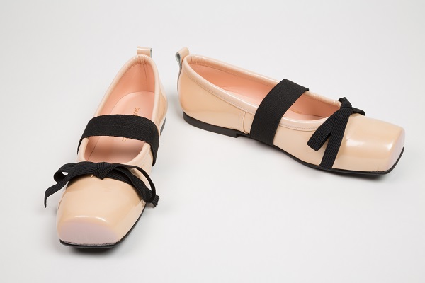 Comme des Gar&Atilde;&sect;ons, pearlized patent leather and elastic ballet flats, spring 2005. Collection of The Museum at FIT. Photograph &Acirc;&copy; The Museum at FIT.