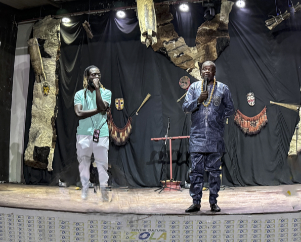 author of Espirit and head of the dance company speaking on stage of space Zola 